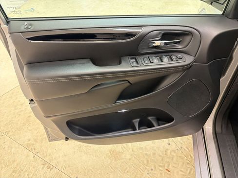 Used 2019 Dodge Grand Caravan SE FWD image 13