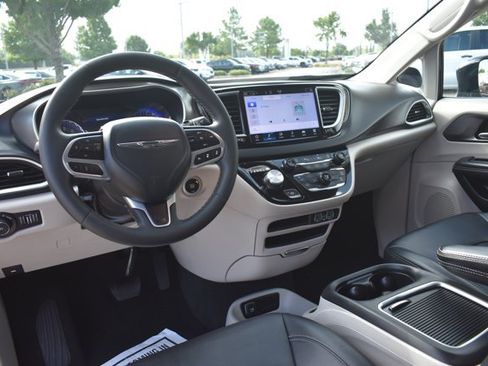 Used 2024 Chrysler Pacifica Touring-L FWD image 19