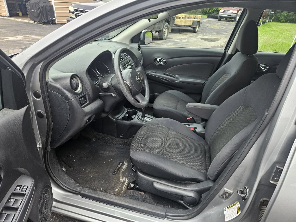 Used 2013 Nissan Versa SV FWD image 11
