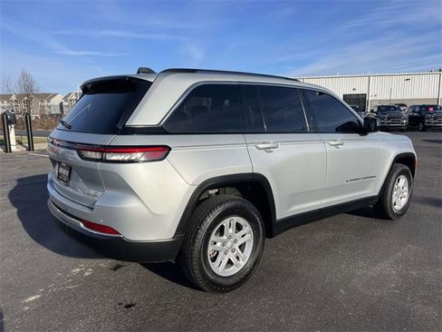 Certified 2023 Jeep Grand Cherokee Laredo image 8