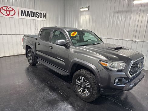 Used 2019 Toyota Tacoma TRD Sport AWD/4WD image 4
