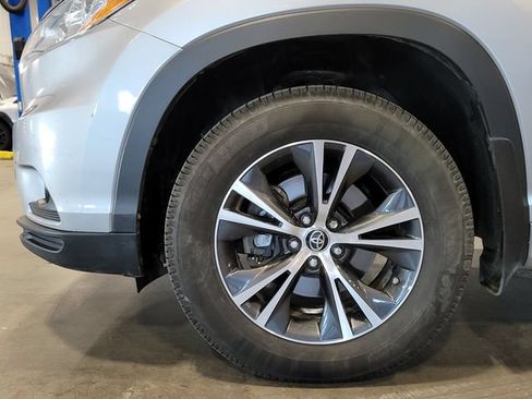 Used 2016 Toyota Highlander XLE AWD/4WD image 14