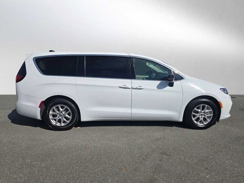 Used 2024 Chrysler Pacifica Touring-L FWD image 2