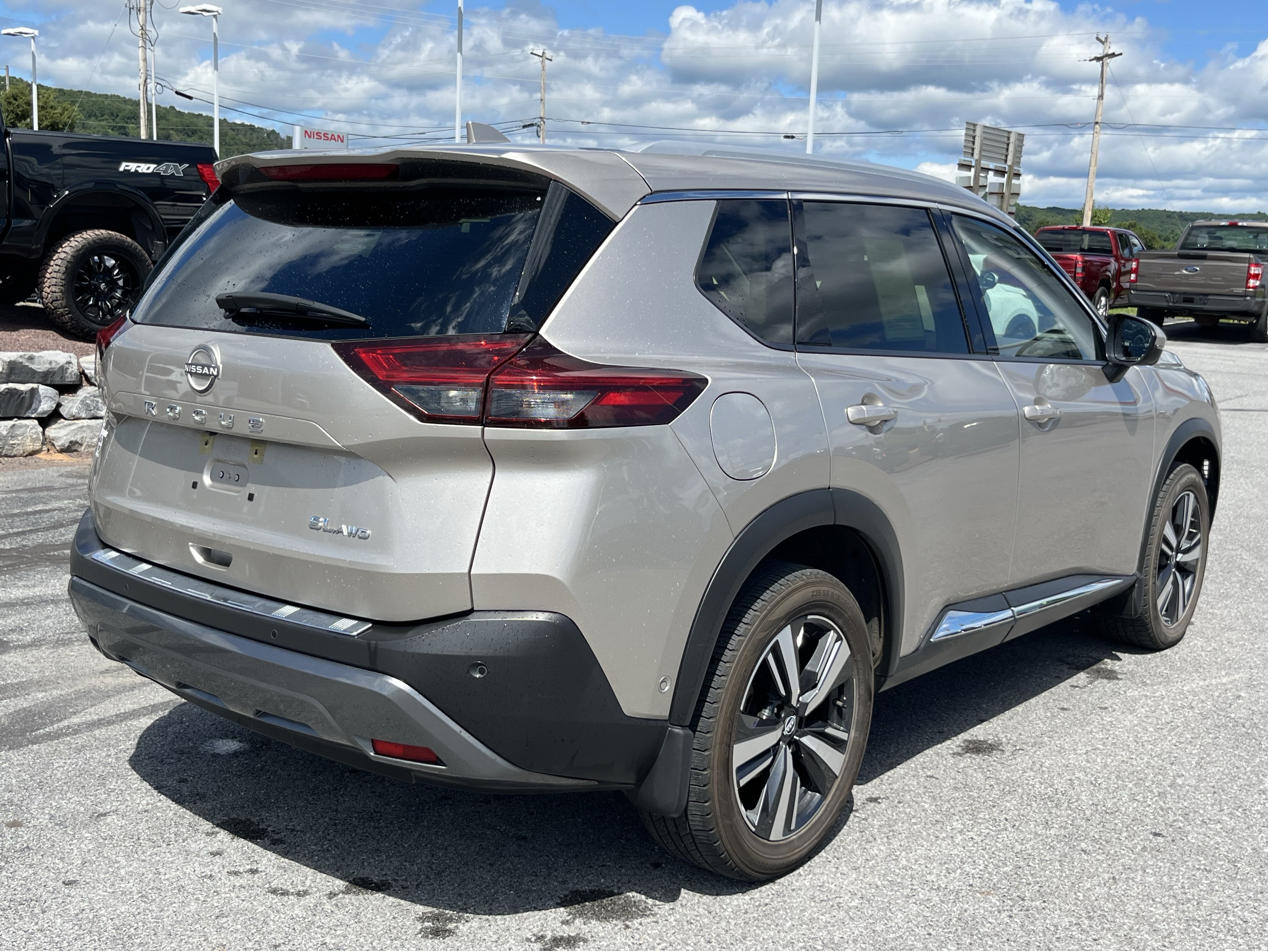 Used 2023 Nissan Rogue SL w/ SL Premium Package AWD/4WD image 5
