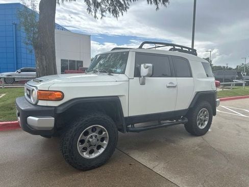 Used 2013 Toyota FJ Cruiser 4WD w/ Convenience Pkg image 2