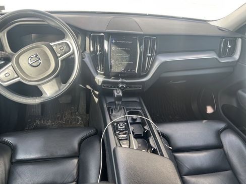 Used 2019 Volvo XC60 T5 Momentum w/ Premium Package image 3