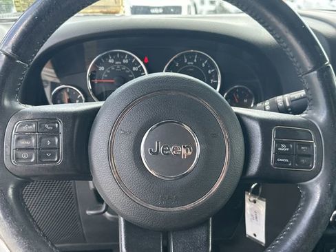 Used 2017 Jeep Wrangler Unlimited Sahara w/ Connectivity Group AWD/4WD image 17