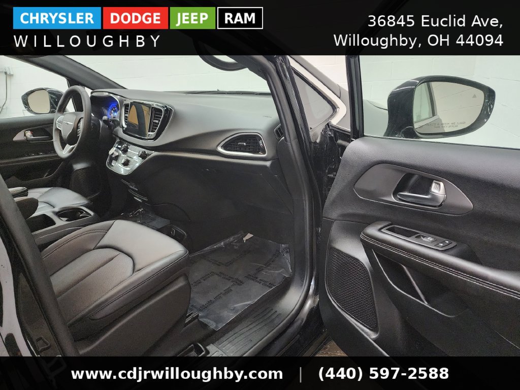 Used 2026 Chrysler Pacifica Select FWD image 32