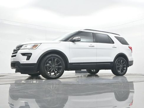 Used 2018 Ford Explorer XLT w/ Equipment Group 202A FWD image 27