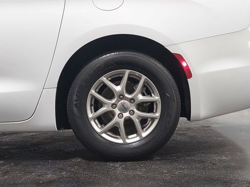 Used 2024 Chrysler Pacifica Touring-L image 58