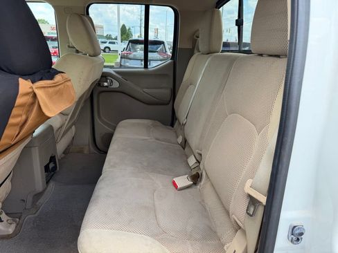 Used 2014 Nissan Frontier SV w/ SV Value Truck Package RWD image 12