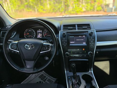Used 2017 Toyota Camry SE image 18