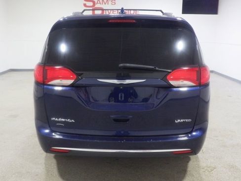 Used 2017 Chrysler Pacifica Limited image 3