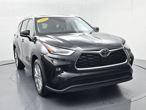 Used 2023 Toyota Highlander Limited AWD/4WD image 2