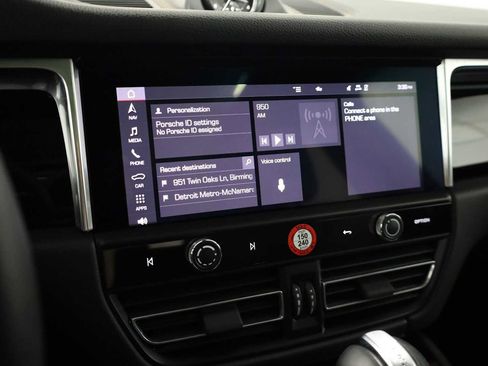 Certified 2025 Porsche Macan image 32