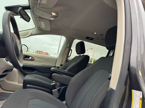 Used 2023 Chrysler Voyager LX FWD image 9