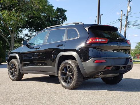 Used 2017 Jeep Cherokee Trailhawk AWD/4WD image 3