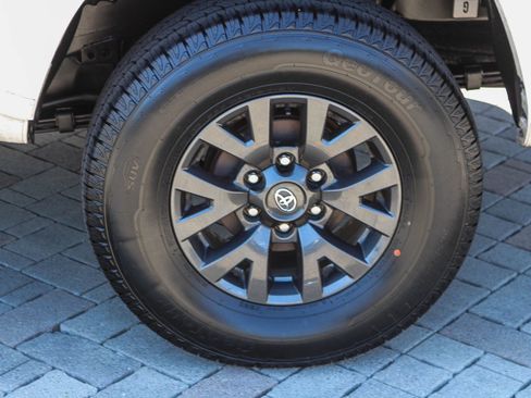 Certified 2021 Toyota Tacoma SR5 AWD/4WD image 12