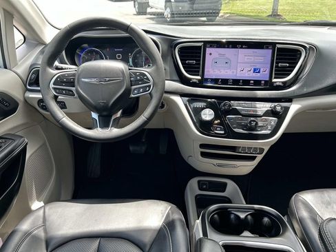 Used 2023 Chrysler Pacifica Touring-L FWD image 23