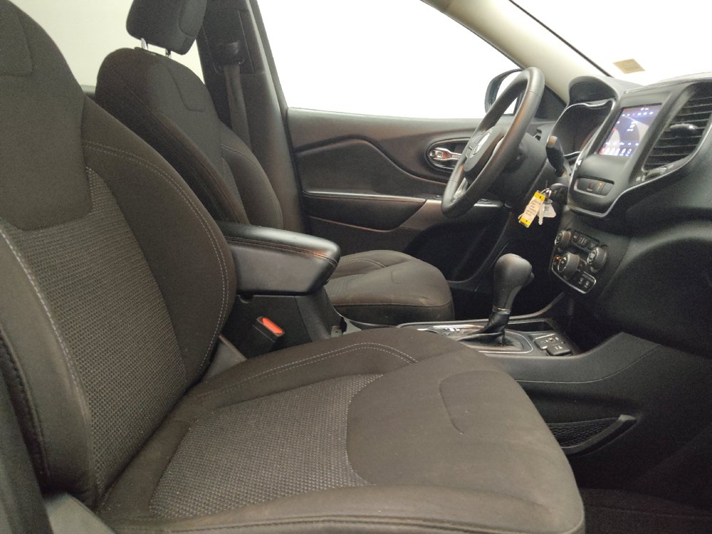 Used 2021 Jeep Cherokee Latitude w/ Mopar Interior Package FWD image 21