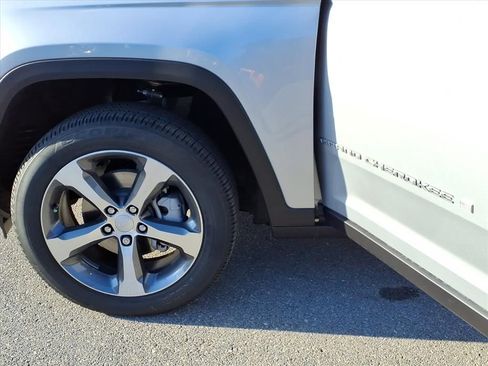 New 2025 Jeep Grand Cherokee Limited image 36