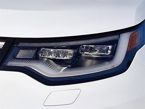 New 2025 Land Rover Discovery S image 6