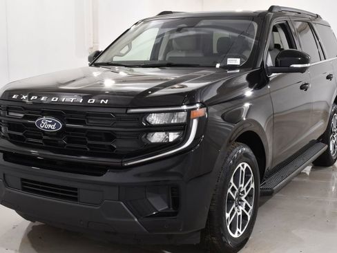 Used 2025 Ford Expedition Active image 2