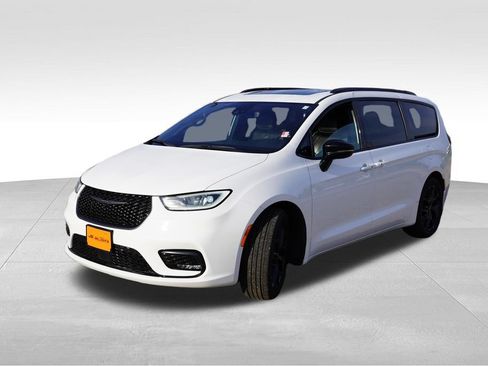 Certified 2025 Chrysler Pacifica Limited FWD image 11