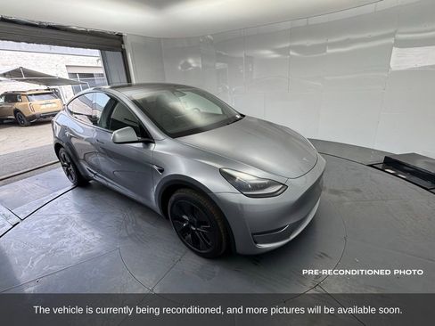 Used 2024 Tesla Model Y Long Range image 8