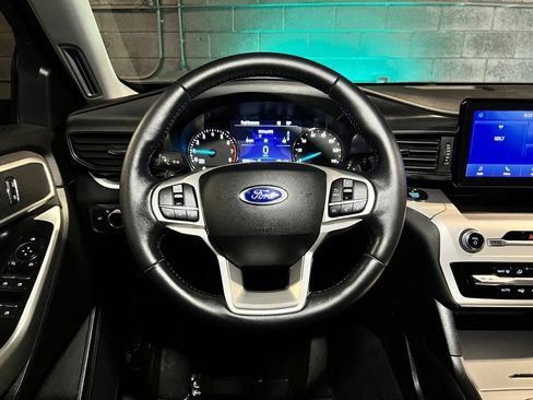 Used 2020 Ford Explorer XLT image 2