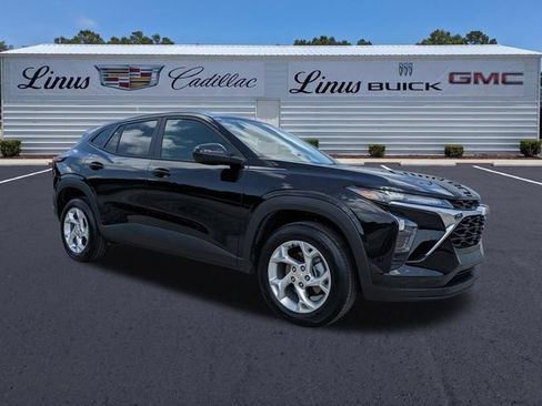 Used 2024 Chevrolet Trax LS w/ LS Convenience Package FWD image 2