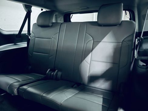 Used 2018 Chevrolet Suburban LT RWD image 20