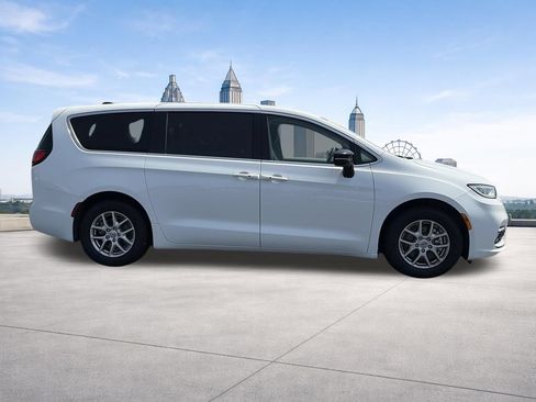 Used 2024 Chrysler Pacifica Touring-L FWD image 23