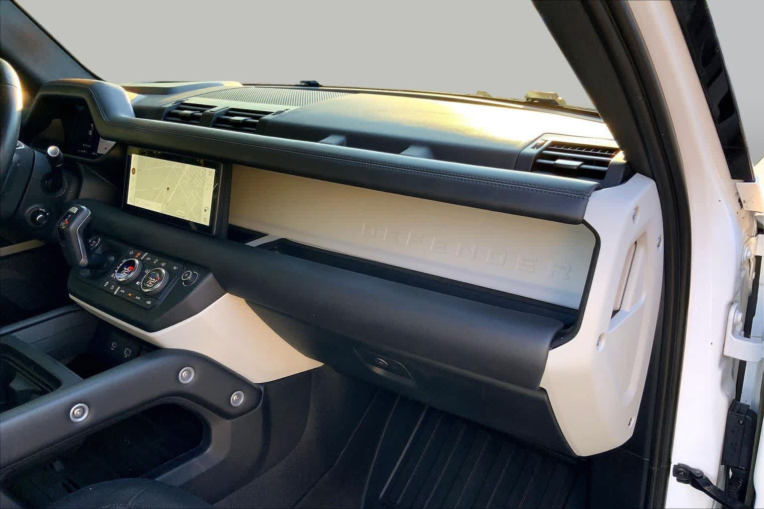 Used 2024 Land Rover Defender 110 X-Dynamic SE AWD/4WD image 19