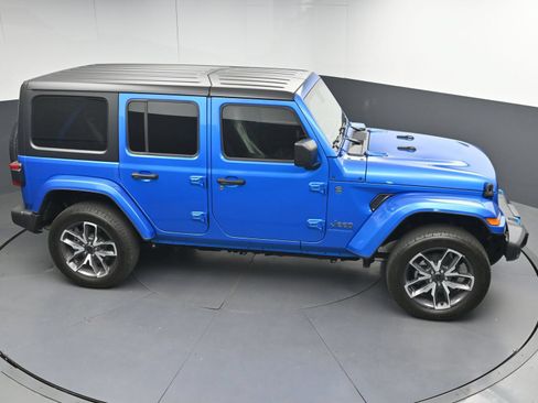Used 2024 Jeep Wrangler Unlimited w/ Convenience Group AWD/4WD image 31