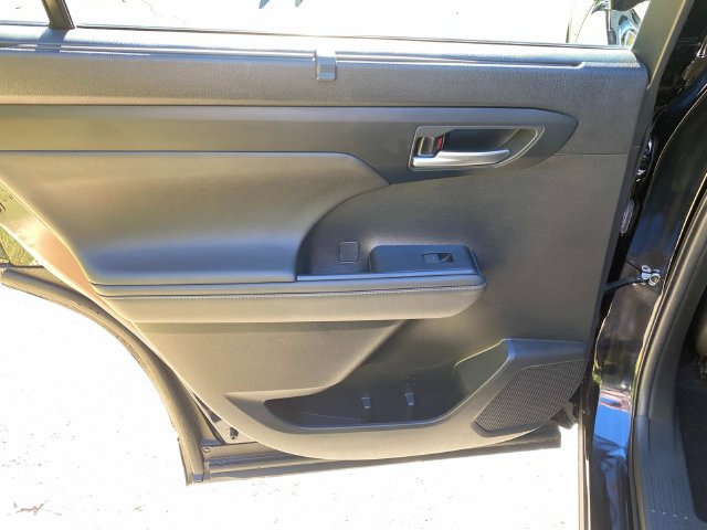 Used 2023 Toyota Highlander XLE FWD image 11