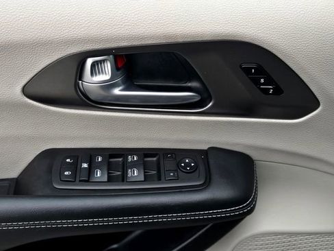 Certified 2024 Chrysler Pacifica Touring-L image 18