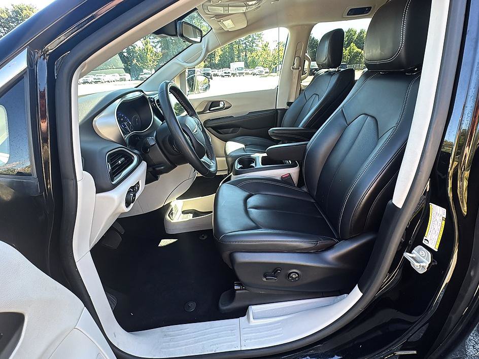 Used 2024 Chrysler Pacifica Touring-L FWD image 42
