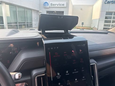 Used 2025 GMC Yukon XL Denali AWD/4WD image 17