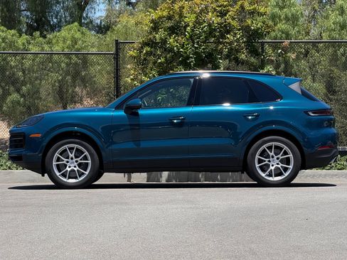 Used 2026 Porsche Cayenne AWD/4WD image 2