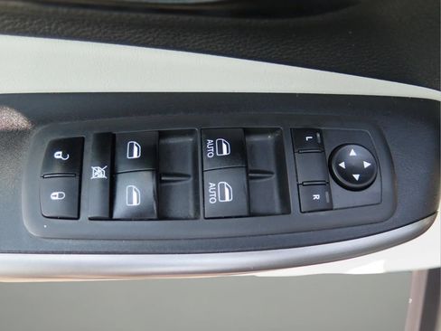 Used 2021 Jeep Cherokee Limited w/ Elite Package FWD image 11