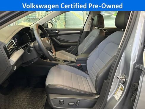 Certified 2025 Volkswagen Jetta SE w/ Sunroof Package image 13