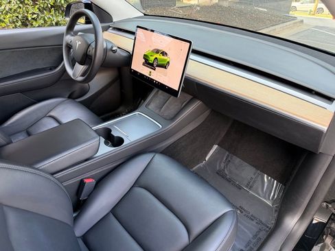 Used 2022 Tesla Model Y Long Range image 31