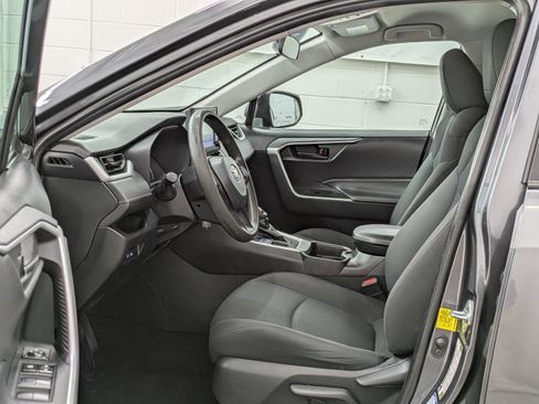 Used 2021 Toyota RAV4 LE image 3