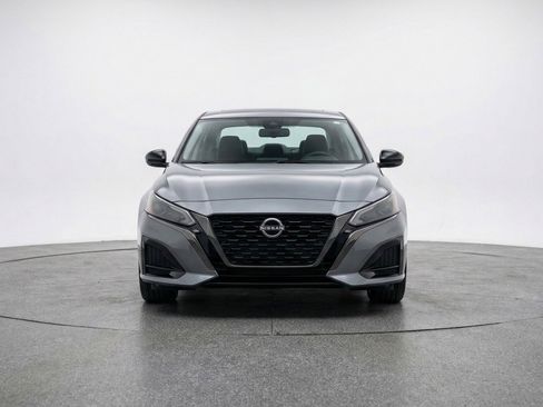 Used 2025 Nissan Altima 2.5 SV image 2