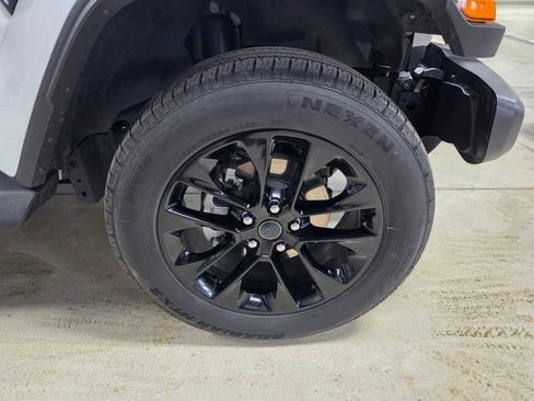 Used 2025 Jeep Wrangler Sahara image 9