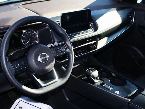 Used 2023 Nissan Rogue SV image 3