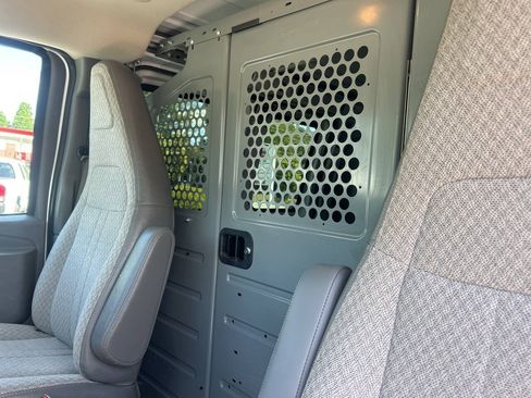Used 2017 Chevrolet Express 2500 RWD image 13
