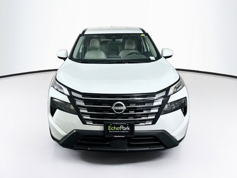Used 2025 Nissan Rogue SV AWD/4WD image 2