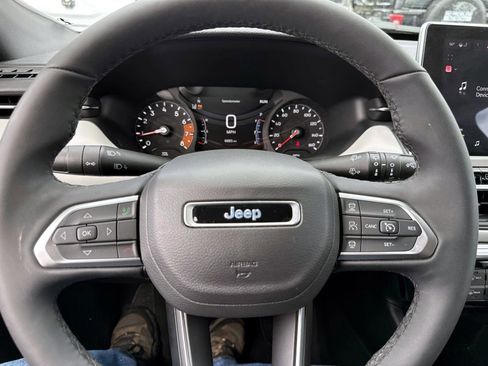 Used 2025 Jeep Compass Limited image 15